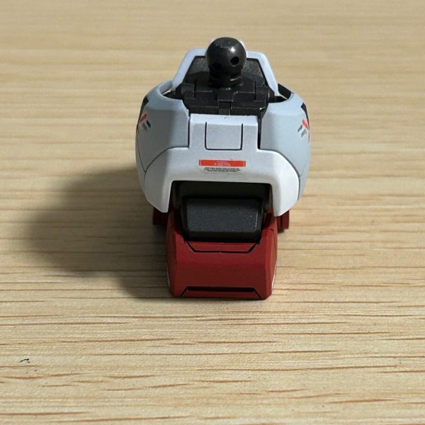 追加スジ彫りを少し入れてみました。また、白パーツの塗装は２種類の白色を使用して塗装しています。部分的にみただけだと、それほどクッキリと色が分かれて見えませんが、完成した際になんとなく色分けしているのが分かればいいかなと思っています。（5枚目）
