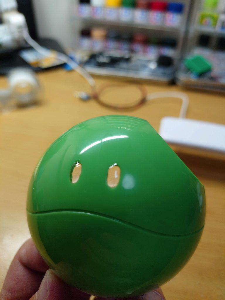 目の部分はクリア化し、裏から発光させるようにしています。