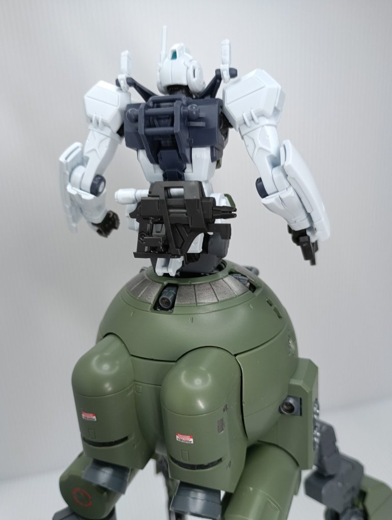 ゲルググとボールの接続には、ボールのキャノン砲の基部を加工して使っています。
