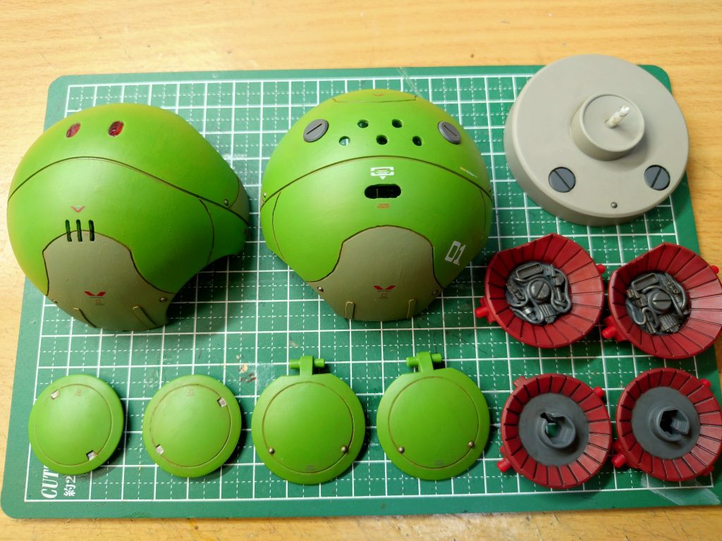 ディティールアップをして全塗装したところです。耳（？）の内部メカもそれっぽくしてみました。