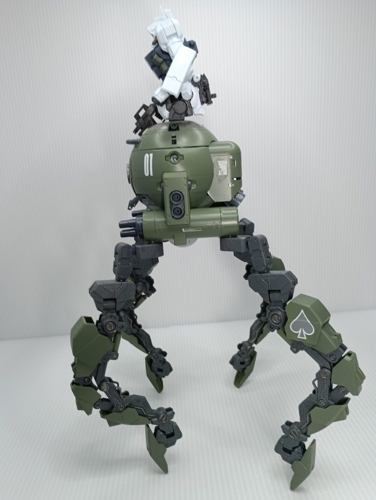 色はディープグリーンを塗ってみましたが、成形色と同じ色だったので、印象は全く変わりませんでした…(zaku-kao4)
