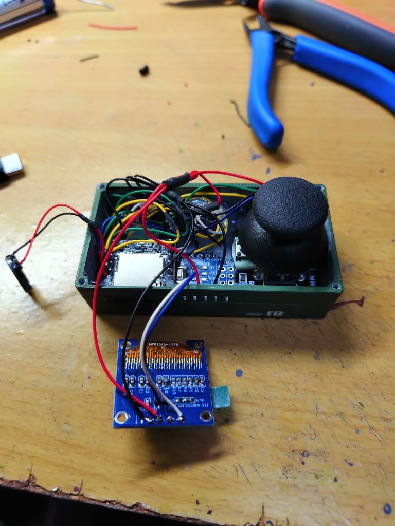 Arduino（マイコン）と音声出力基盤、小型ディスプレイXY軸ジョイスティック、USB端子（5個）と小さい筐体に中身をもりもり組み込みました。（おかげで工作時は悪戦苦闘・・・）