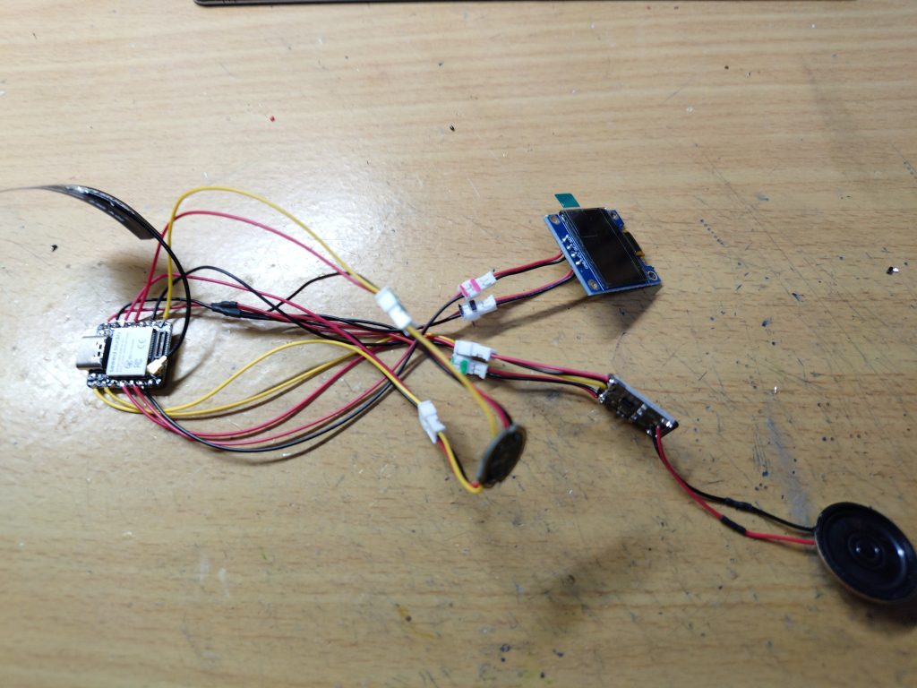YouTubeで紹介されていた　自作AIアシスタント作例を参考に電子系内臓機能部品を組み立てたところです。