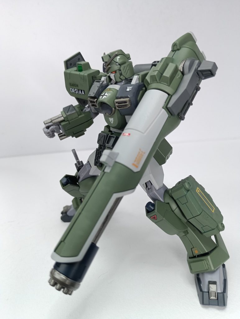デカールは戦車系の物を少し貼りつけています。