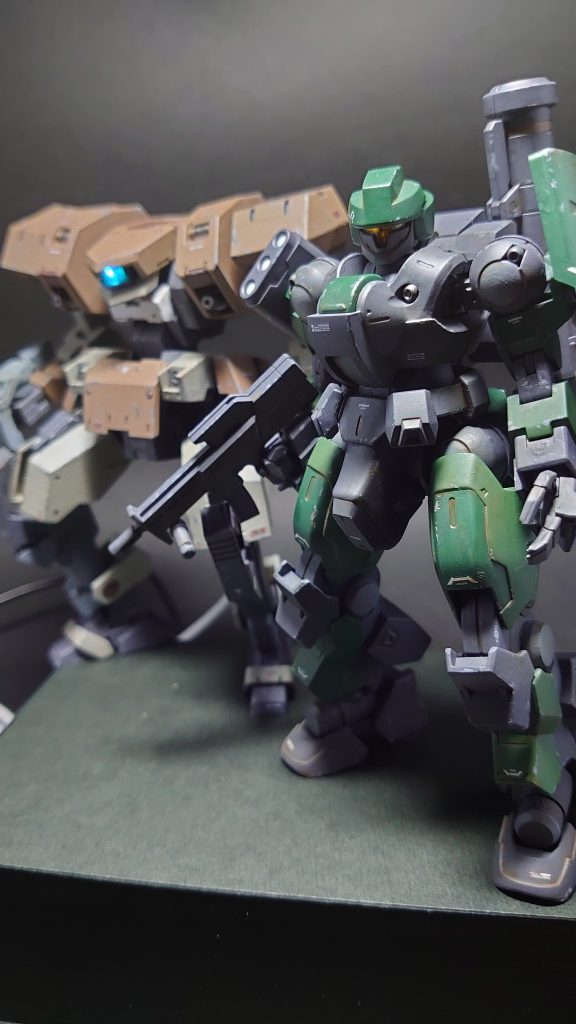 複数機を接続した場合は、チャンネル順に再生が始まります。1巡したらまた最初のチャンネルに戻ってループします。（後ろのモデルはご参考・・・）＜その他関連作品の紹介ショート動画もご覧ください＞