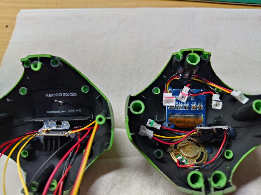 内部を一部くりぬいて各部品を配置。ESP32（マイコン）とマイク、アンプと小型スピーカー、OLED（小型ディスプレイ）を組み込んでいます。