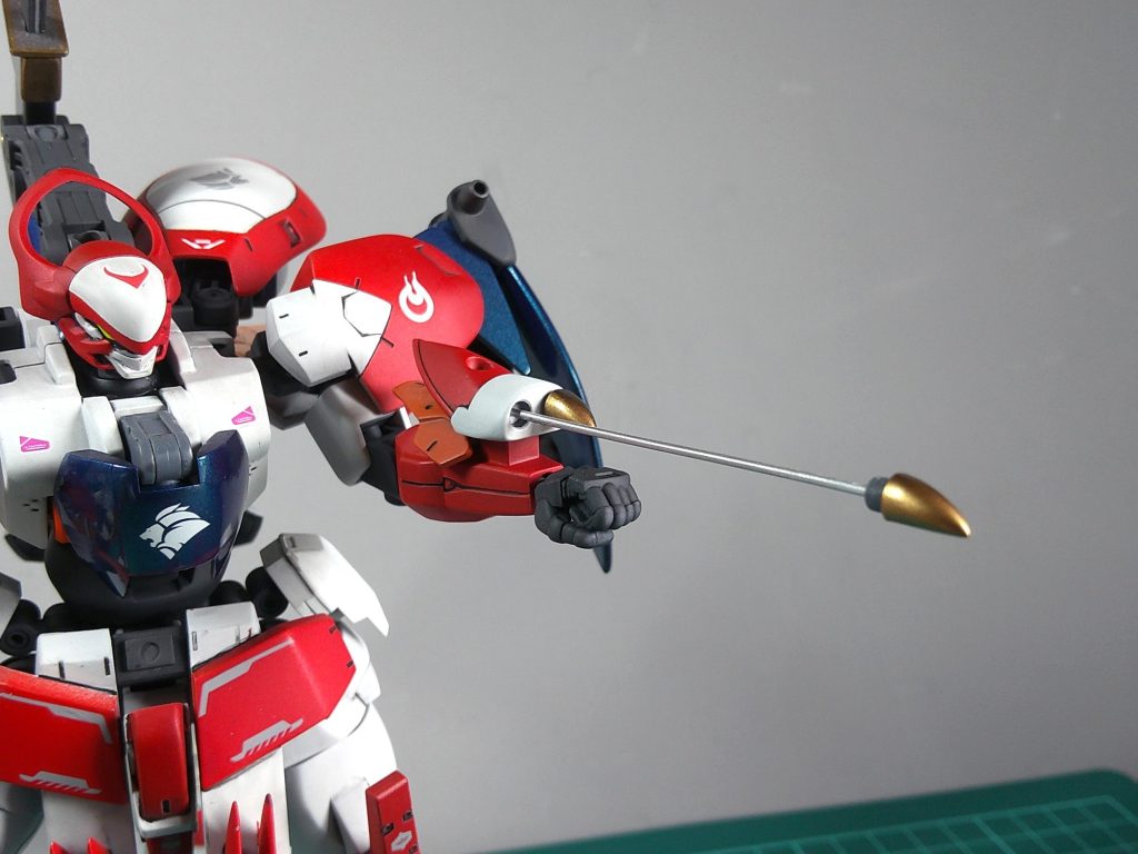 両手首に2個ずつ搭載されてるショットクローはアルミ線で射出表現可能。元はボールデン系に入ってるスパイクパーツで、削り込んで爪状にしました。