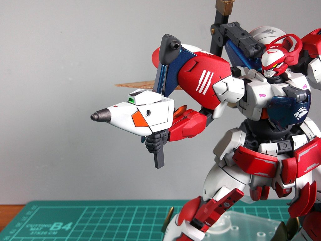 ORAソードライフル（ライフルモード）は、スクラッチ品。持ち手の向きが変わって持ち替えなしでモードチェンジ可能です。ライフルというには短いですが、ソードモードの取り回しと見た目を考えてこのサイズにしました。