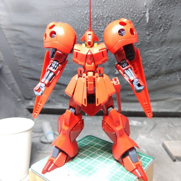 ようやくとの製作再開でナイチンゲールは重すぎるので息抜きにR・ジャジャを作ってみる。体型も顔もめちゃくちゃカッコいい個人的に気になったポイントとしてはやや幼児体型気味なところと、首回りのバランスなんか中身がスカスカな感じなのは最近のキットの特徴なのか、あるいはガワだけ新型で中身はギャンとかガルバルディの名残なのかどちらにしても少し修正したいところ（1枚目）