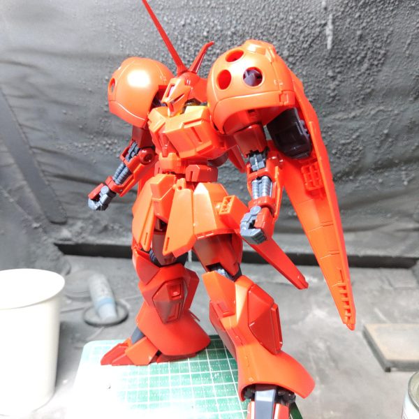ようやくとの製作再開でナイチンゲールは重すぎるので息抜きにR・ジャジャを作ってみる。体型も顔もめちゃくちゃカッコいい個人的に気になったポイントとしてはやや幼児体型気味なところと、首回りのバランスなんか中身がスカスカな感じなのは最近のキットの特徴なのか、あるいはガワだけ新型で中身はギャンとかガルバルディの名残なのかどちらにしても少し修正したいところ（2枚目）
