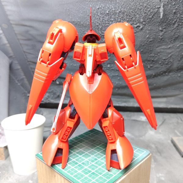 ようやくとの製作再開でナイチンゲールは重すぎるので息抜きにR・ジャジャを作ってみる。体型も顔もめちゃくちゃカッコいい個人的に気になったポイントとしてはやや幼児体型気味なところと、首回りのバランスなんか中身がスカスカな感じなのは最近のキットの特徴なのか、あるいはガワだけ新型で中身はギャンとかガルバルディの名残なのかどちらにしても少し修正したいところ（3枚目）