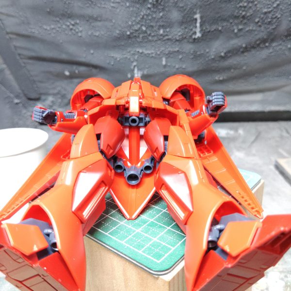 ようやくとの製作再開でナイチンゲールは重すぎるので息抜きにR・ジャジャを作ってみる。体型も顔もめちゃくちゃカッコいい個人的に気になったポイントとしてはやや幼児体型気味なところと、首回りのバランスなんか中身がスカスカな感じなのは最近のキットの特徴なのか、あるいはガワだけ新型で中身はギャンとかガルバルディの名残なのかどちらにしても少し修正したいところ（4枚目）