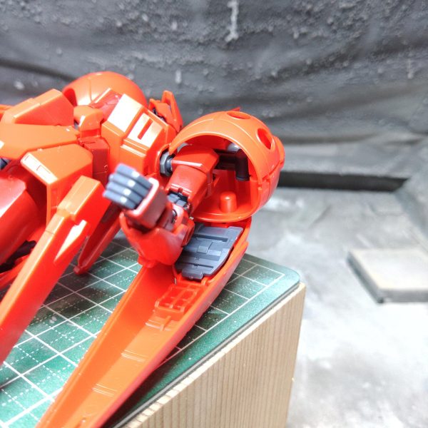 ようやくとの製作再開でナイチンゲールは重すぎるので息抜きにR・ジャジャを作ってみる。体型も顔もめちゃくちゃカッコいい個人的に気になったポイントとしてはやや幼児体型気味なところと、首回りのバランスなんか中身がスカスカな感じなのは最近のキットの特徴なのか、あるいはガワだけ新型で中身はギャンとかガルバルディの名残なのかどちらにしても少し修正したいところ（5枚目）