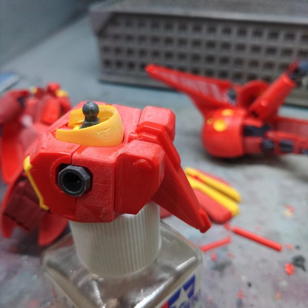 作っただけでカッコいいR・ジャジャなのだが、気になる部分に最低限手を入れる襟を上下に割ってから楔型に幅増し+足を長く見せるために、股関節の足の付け根を切り離して3ミリほど下げて再接着その他首まわりがおとなしすぎるので、バックパックと思われる部分を切り離して、少し上になるように再接着いずれもランナータグ仕様その他余剰であるパーツのR・ギャギャの肩を使って肩中のサブアーマーを作成（5枚目）