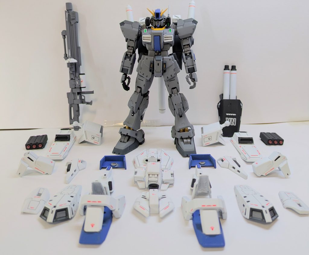 フロントアーマーは差し替え式。腕部増加装甲はシールドマウントを利用しての脱着。その他は磁石を使って全て脱着可能です。