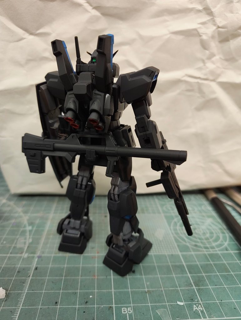 後姿はただ黒いだけ。