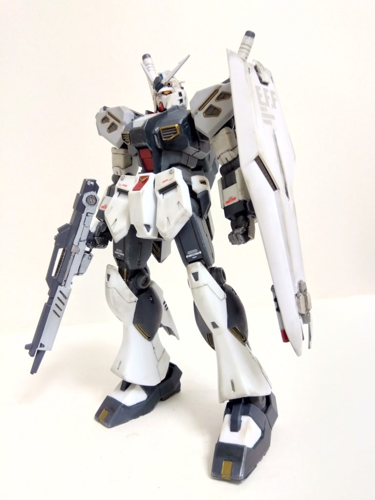 左腕部のガトリング部分を交換して、νガンダムのシールドを装備出来るようにしました。