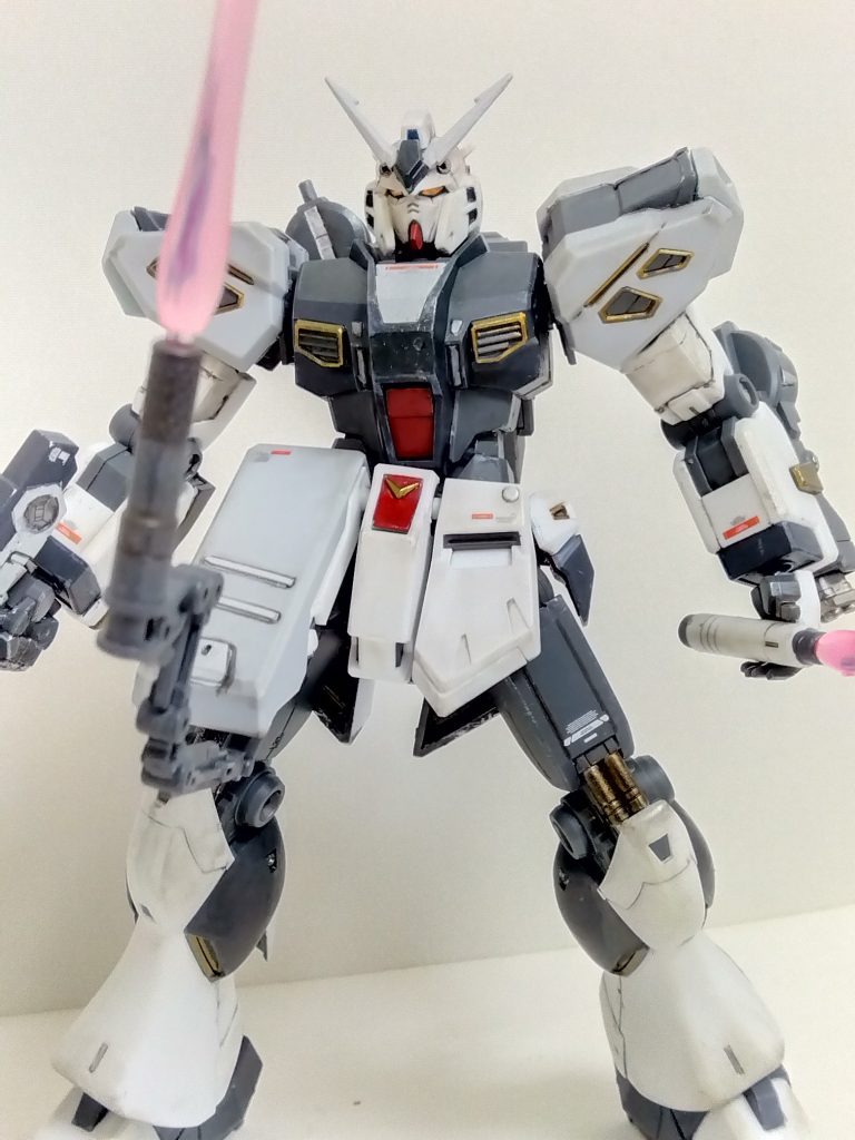 カラーリングは、緑色部分が弱そうに見えたのでノーマルνガンダムのカラーに変更、胴と太腿はGMナイトシーカー風に。