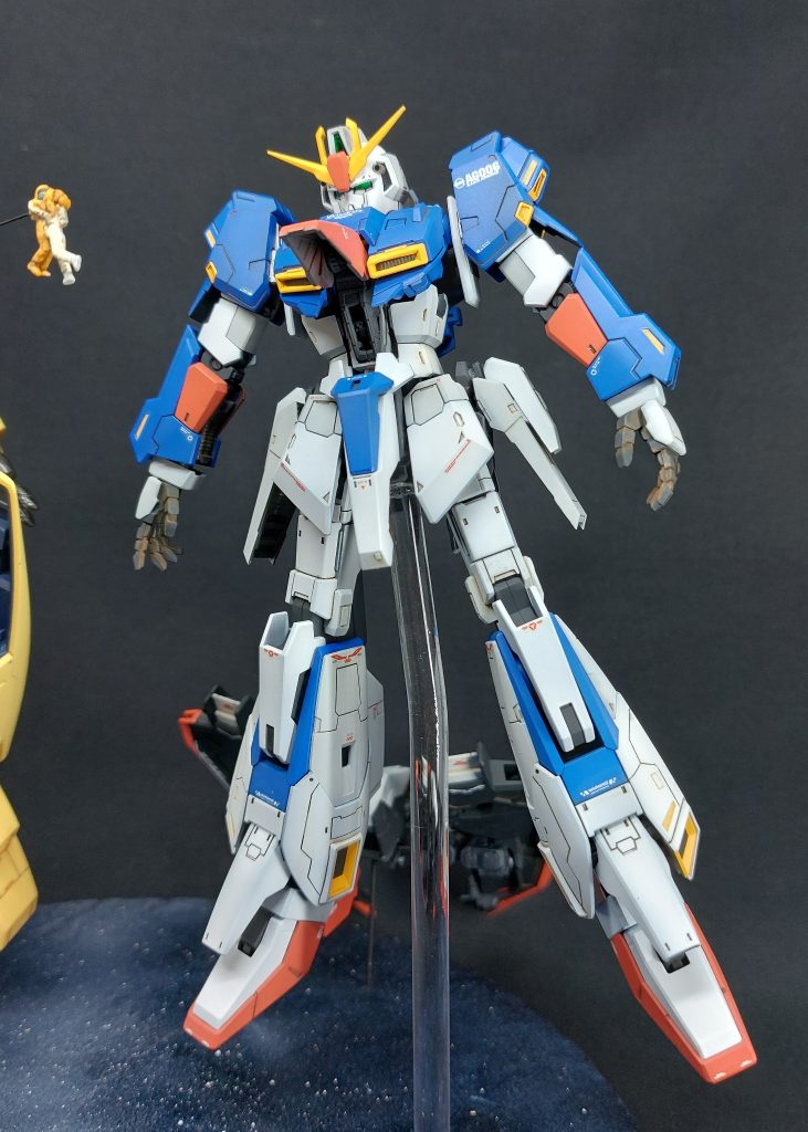 ■RG1/144ゼータガンダムについて今回は劇中同様、背面ユニットがパージされた状態で完成としています。特に大きな改造はせずにストレートに組んでおり、全塗装をしています。カラーレシピはつぎのとおりです。　ホワイト部：ニュートラルグレーⅠ及びニュートラルグレーⅡ　ブルー部：コバルトブルー　レッド部：RX-78レッドVer.アニメカラー　イエロー部：エヴァオレンジイエロー　関節等グレー部：メカサフスーパーヘヴィ＋つや消しブラック　腰部・脚部ノズル:スターブライトアイアンスミ入れはエナメル塗料のダークブラウンとブラウンを使用しました。デカールはRGゼータガンダム用ガンダムデカール及びヴェルテクスデカール、ロボデカール等を組み合わせ、HGメタスとのバランスを考えて少な目に貼り付けました。