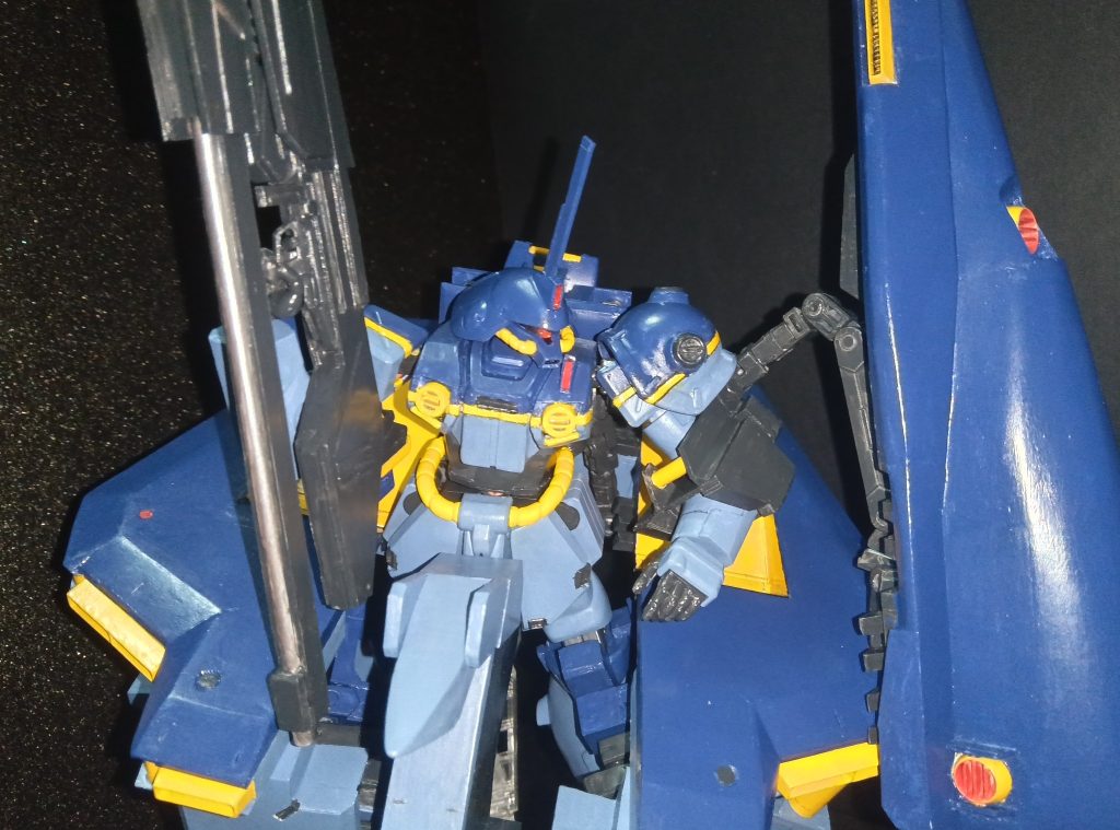 バックパックのドラムフレームから伸びたアームにてサイドユニットを保持している関係上、上半身は少ししかスイングできず。