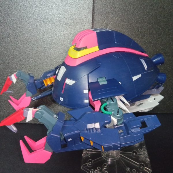 全兵装決定、上半身は未着手の仮組み。スカートにフルドドIIのアームを追加、上部下部どちらにも出せます。スカートにディテール、脚部にシールドラック追加。バックパックはバーザムIIの余剰パーツよりバーザムバックパックを頂きました。上半身はしまっちゃう関係上コンパクト重視で行きます。（2枚目）
