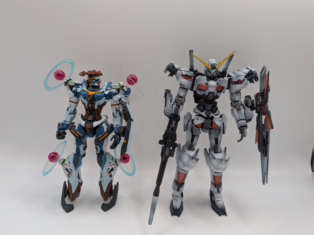 身長はこんな感じです。 かなーりでかい。νガンダムと同等ぐらいのデカさです。ユニコーンモードだとジークアクスより少し大きいぐらいかなーって感じです。