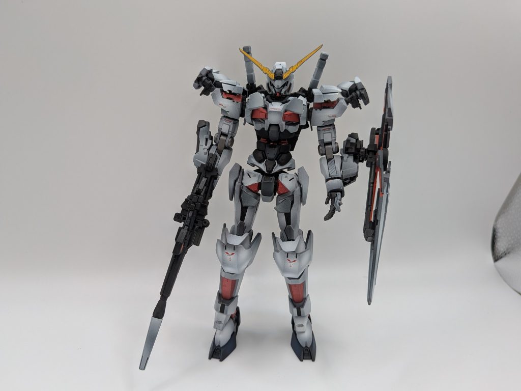 胸部が1番うまくできたと思ってます。赤いガンダムの胸部パーツをとっぱらい、トランジェントの物を加工して取り付け。デストロイにする時は上にスライドしてサイコフレームを露出させます。サイコフレームはダブルオークアンタのパーツです。