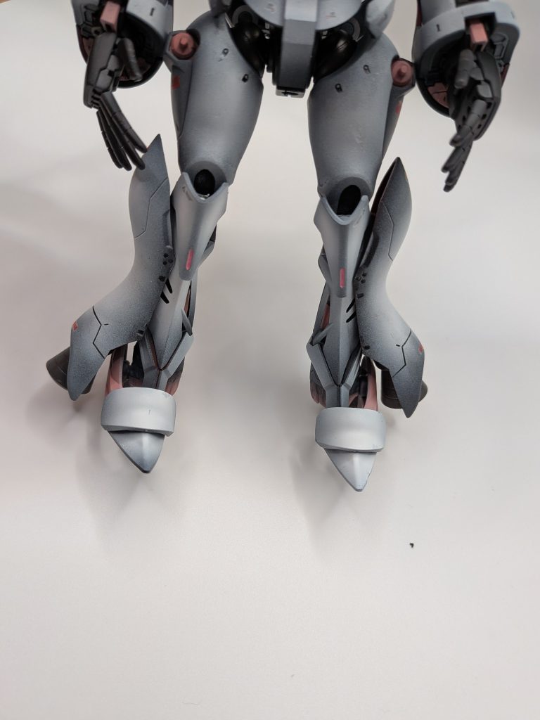 足はこんな感じです。ガンダムナイオンの足パーツが膝当てにベストマッチ。ギャンの太腿は穴埋めしてます。&nbsp;