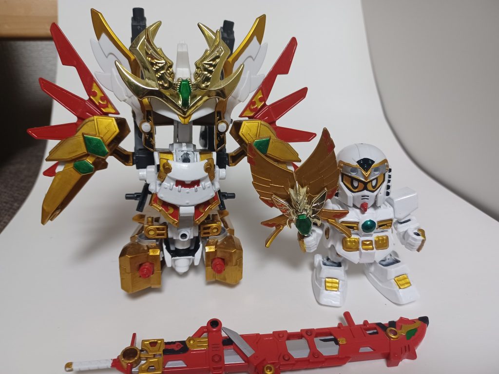 追加武装を中心に鎧台座にも出来ます。これは最初のムシャガンダムのオマージュです。本体は肘稼働と手首の回転を追加しています。