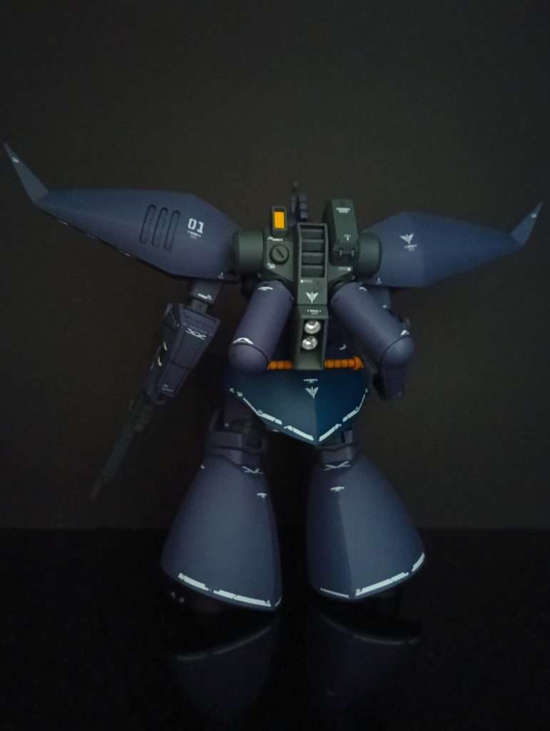 モールドの彫り直し・部分塗装・スミ入れ・水転写デカール貼り付け・つや消しトップコートで仕上げました。モノアイにはHアイズを使用しました。バーニアは全てシャインシルバーで塗装しました。