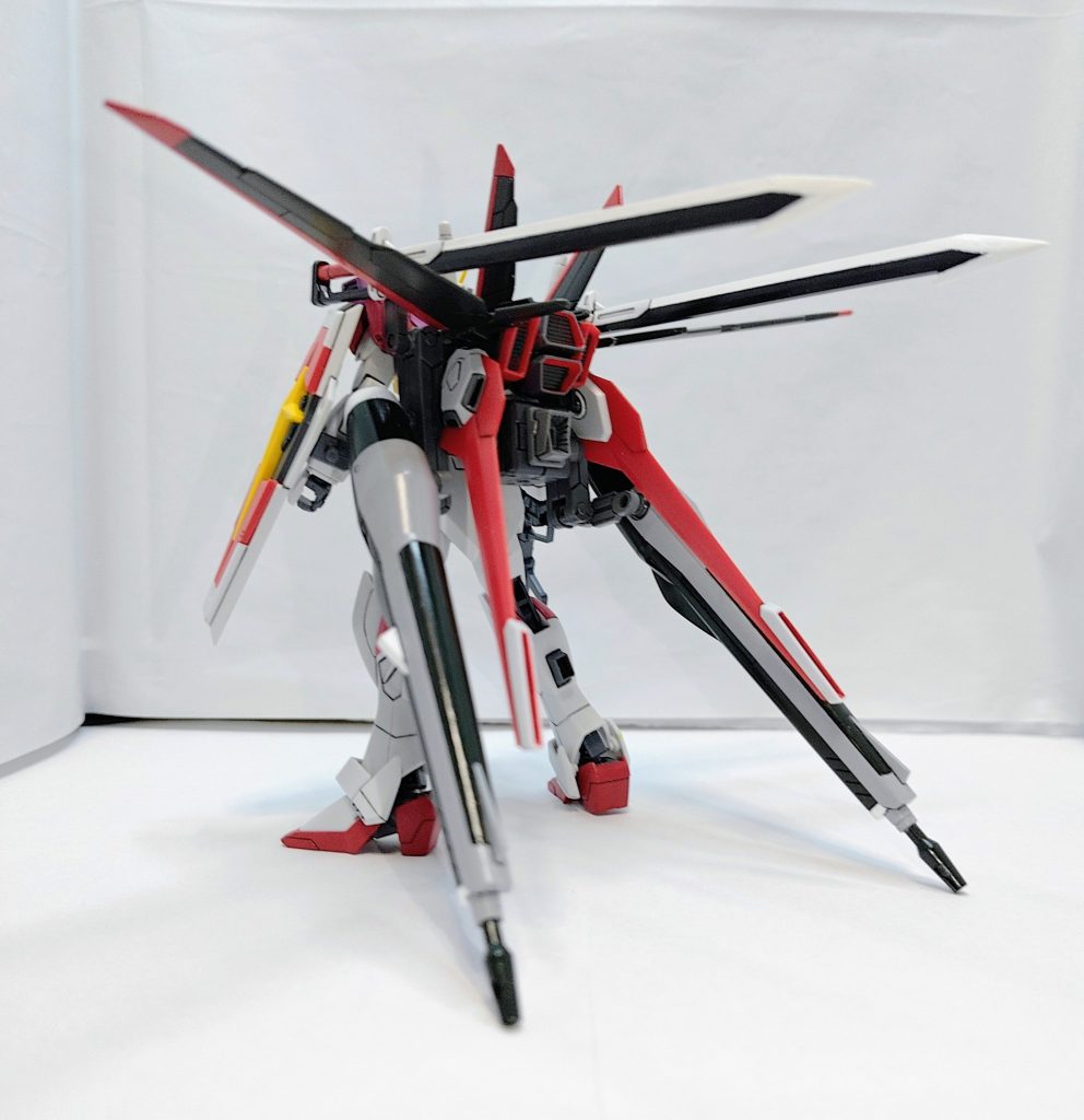 うしろ。どことなく、パーフェクトストライクぽさはあるかなと。武装の接続アームはそれぞれ既存のものを使っているので、エクスカリバーとケルベロスを平行にしたりと軸可動でそれなりにポジションを変えられます。