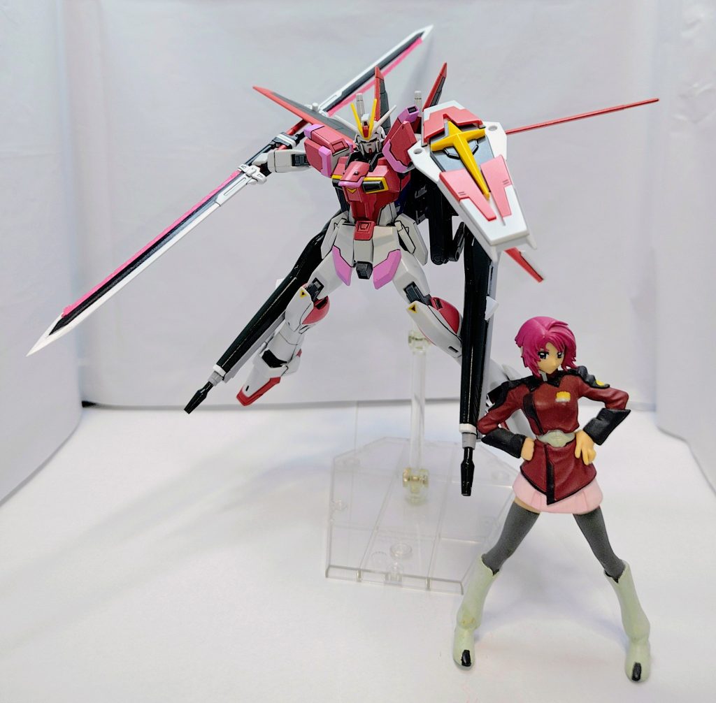 いつだか貰ったSEEDDESTINYのルナマリアフィギュアと。新たにバックパックを加工したくない、かつ全部乗せな感じにしたかったのですが、どんなに調べても加工ありきの作例しか見つけられず頭を抱えていましたがふと降りてきたアイデアを押し通してみました。アーム部分はもう少し考えてもよかったですが形になったことが大事！ということで完成としました。設定も個人的には抜け道ありつつ、ありそうな感じにまとまったと思っています。重箱の隅はつつかないでね！😁最後にリィンフォースという名前は、フォースというフレーズを残しつつ強化している感じが欲しかったところ「reinforce」＝強化、補強という言葉を発見、採用となりました。最後までご覧いただき、ありがとうございました。