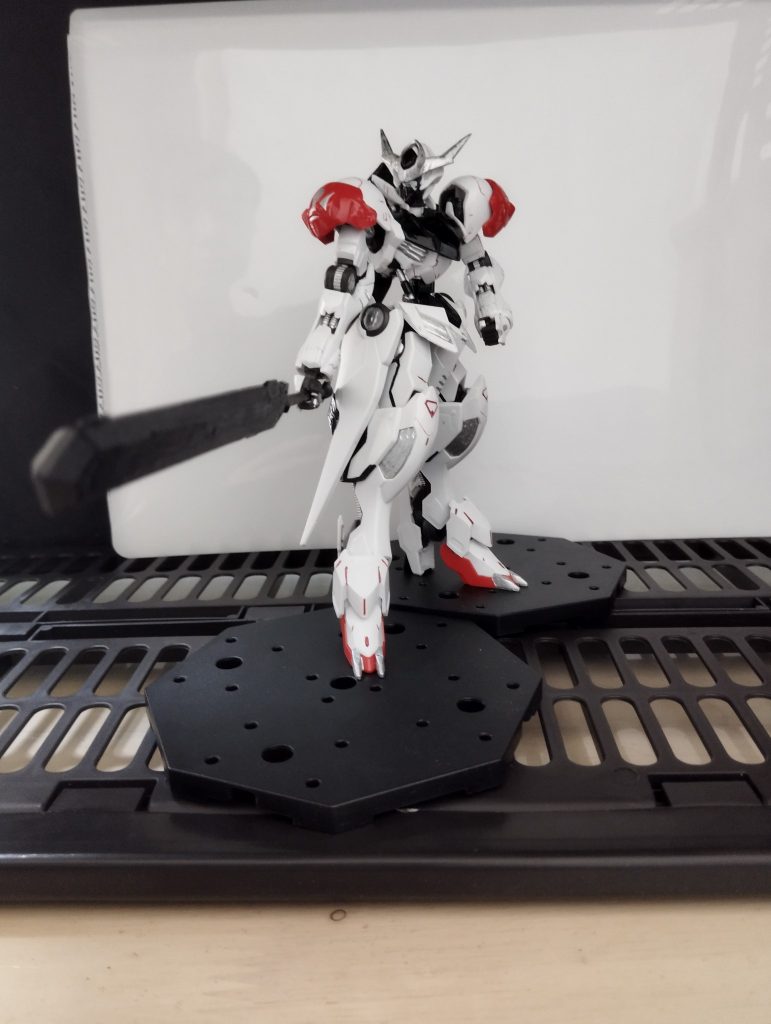 ソードメイス持ち。今回ソードメイスの塗装は大失敗しました…。ムラやダマなどが酷くて、水性塗料なんで落として塗り直せばいいものを、何をトチ狂ったのか重ね塗りをするという事をしてヒドい出来ばえに…。