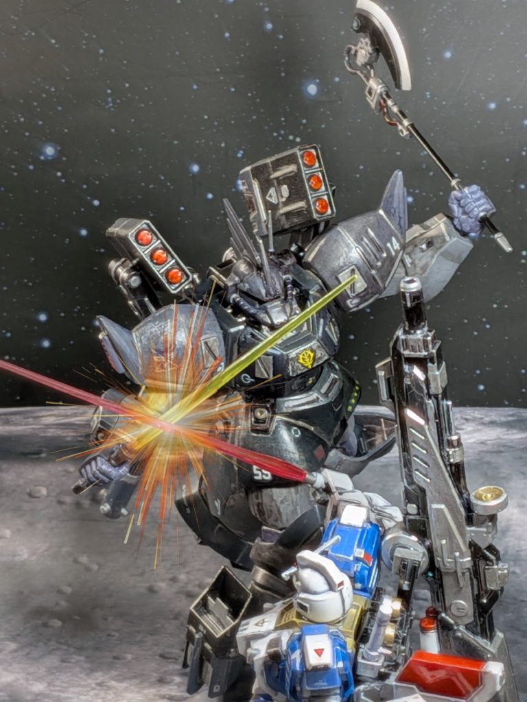 フルアーマーガンダム７号機とアクション❗️ビームサーベルでチャンバラしながら、必殺の大型ヒートホークがガンダムを襲う