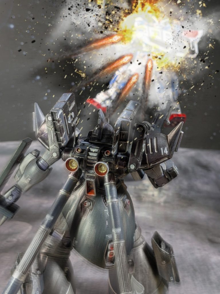 FAガンダム７号機の隙を付いて、全弾発射‼️大爆発に包まれた７号機「………やったか⁉️」To Be Continued