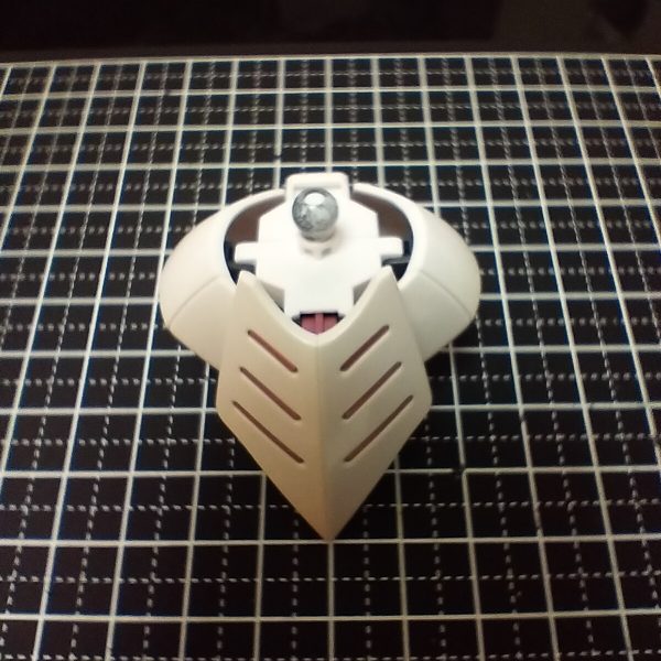 つま先裏はマスキングゲルを使って見ました。凹部には良いですね。お腹と手はガイアノーツの蛍光クリアでスミ入れしたのですが、はみ出し消すのが大変でした。綿棒の無駄使い(zaku-kao10)（7枚目）