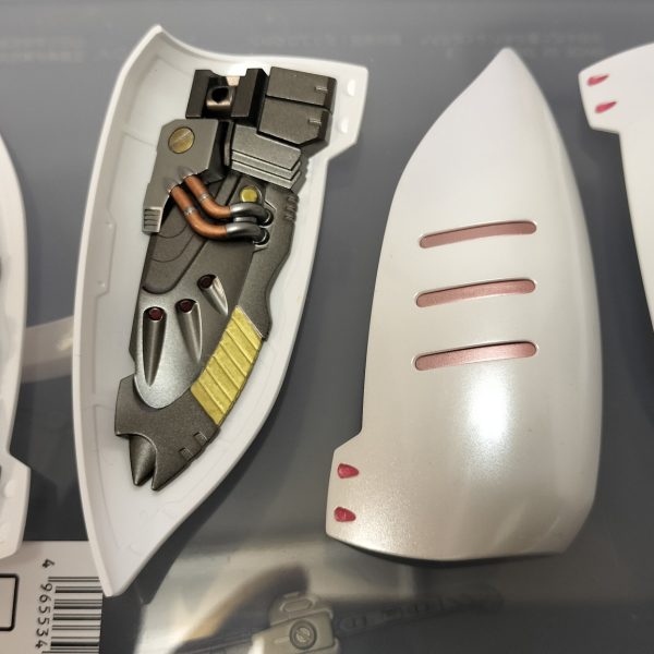 つま先裏はマスキングゲルを使って見ました。凹部には良いですね。お腹と手はガイアノーツの蛍光クリアでスミ入れしたのですが、はみ出し消すのが大変でした。綿棒の無駄使い(zaku-kao10)（6枚目）