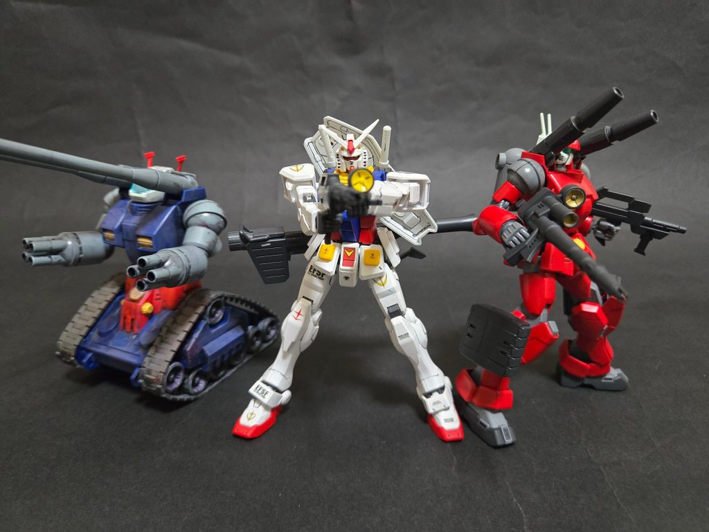 RX-78-2担当のオリジネイトガンダムと、ガンキャノン担当のキャノパルドと並べて、なんちゃってＶ作戦！