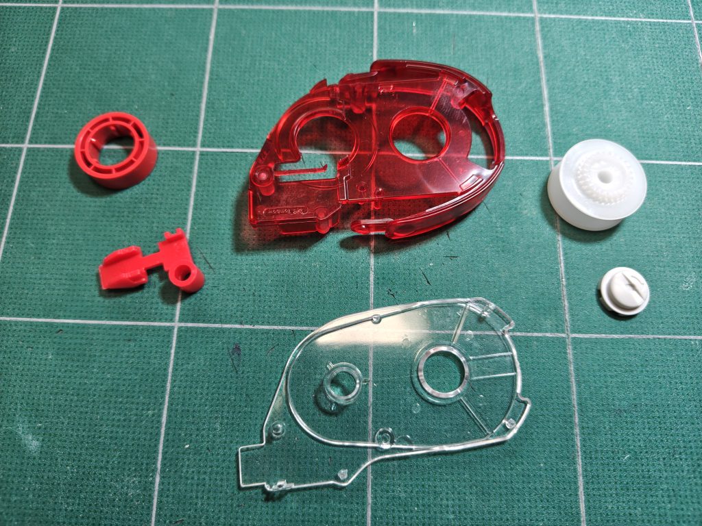 作品名：今日も元気に廃品回収。<p>ゴミから修正テープのフレーム回収。 この赤いクリアやつの丸いとこ切り出してモノアイに使ってみようと思う。 LED仕込めば光るのか…な？😬</p>
