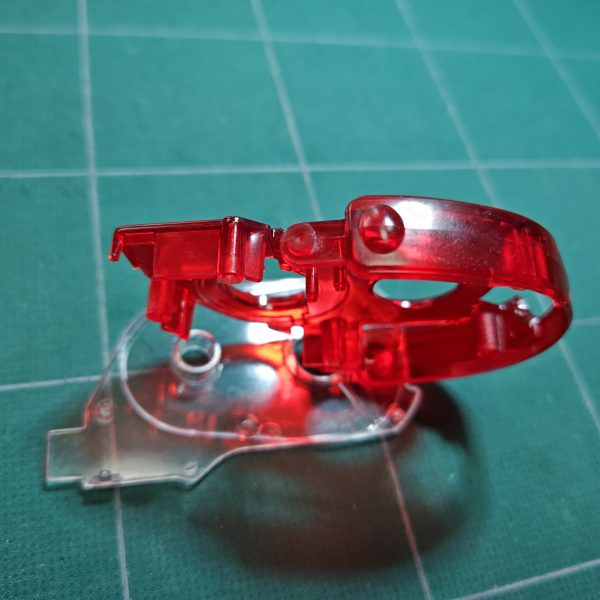 廃品回収した修正テープのフレーム…赤いクリアパーツを切り出してカメラアイに使ってみた。&nbsp;丸い部分だけ使おうと思ったが、Rの部分の造形も良かったので、ここも切り出した。戦闘モードで表情を変える２フェイス仕様ってのも面白いかもしれない🤔&nbsp;内部にボールジョイントを仕込んで90度可動させ、モノアイの下からフルフェイスが出てくるという目論見だけど…上手くいくべかなぁ🥴&nbsp;（2枚目）
