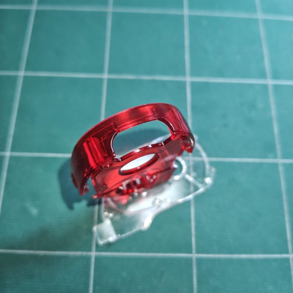 廃品回収した修正テープのフレーム…赤いクリアパーツを切り出してカメラアイに使ってみた。&nbsp;丸い部分だけ使おうと思ったが、Rの部分の造形も良かったので、ここも切り出した。戦闘モードで表情を変える２フェイス仕様ってのも面白いかもしれない🤔&nbsp;内部にボールジョイントを仕込んで90度可動させ、モノアイの下からフルフェイスが出てくるという目論見だけど…上手くいくべかなぁ🥴&nbsp;（3枚目）