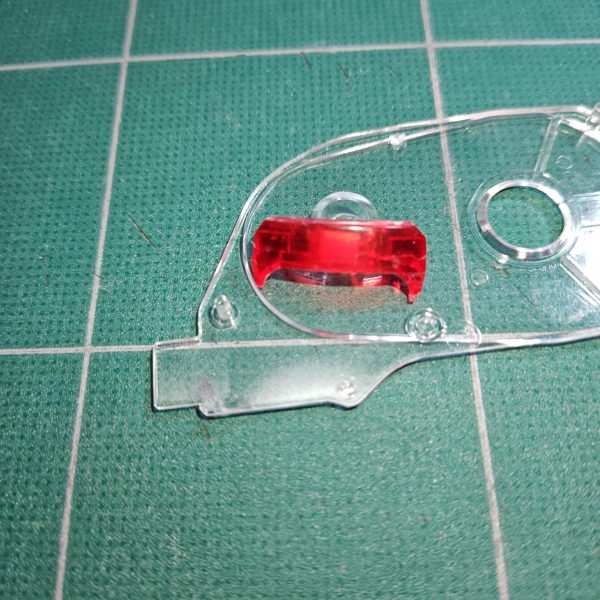 廃品回収した修正テープのフレーム…赤いクリアパーツを切り出してカメラアイに使ってみた。&nbsp;丸い部分だけ使おうと思ったが、Rの部分の造形も良かったので、ここも切り出した。戦闘モードで表情を変える２フェイス仕様ってのも面白いかもしれない🤔&nbsp;内部にボールジョイントを仕込んで90度可動させ、モノアイの下からフルフェイスが出てくるという目論見だけど…上手くいくべかなぁ🥴&nbsp;（4枚目）