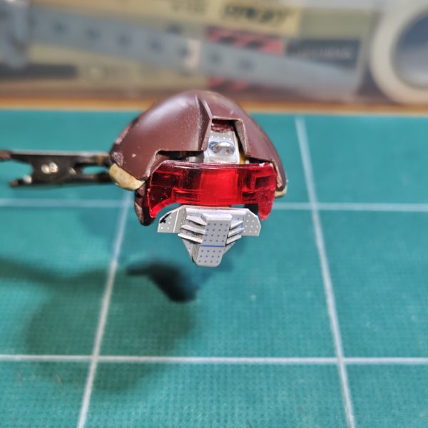 廃品回収した修正テープのフレーム…赤いクリアパーツを切り出してカメラアイに使ってみた。&nbsp;丸い部分だけ使おうと思ったが、Rの部分の造形も良かったので、ここも切り出した。戦闘モードで表情を変える２フェイス仕様ってのも面白いかもしれない🤔&nbsp;内部にボールジョイントを仕込んで90度可動させ、モノアイの下からフルフェイスが出てくるという目論見だけど…上手くいくべかなぁ🥴&nbsp;（6枚目）