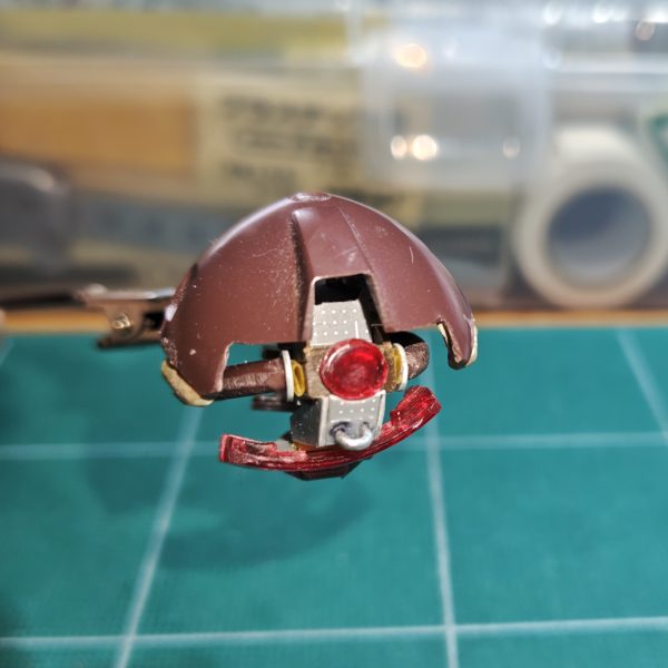 廃品回収した修正テープのフレーム…赤いクリアパーツを切り出してカメラアイに使ってみた。&nbsp;丸い部分だけ使おうと思ったが、Rの部分の造形も良かったので、ここも切り出した。戦闘モードで表情を変える２フェイス仕様ってのも面白いかもしれない🤔&nbsp;内部にボールジョイントを仕込んで90度可動させ、モノアイの下からフルフェイスが出てくるという目論見だけど…上手くいくべかなぁ🥴&nbsp;（5枚目）