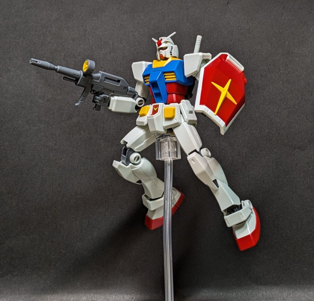 しかし、このガンダム。シンプルイズベストとはよく言ったもので、余計な背負い物とかが無いのでよく動く動く！触ってて楽しい一品ですね！
