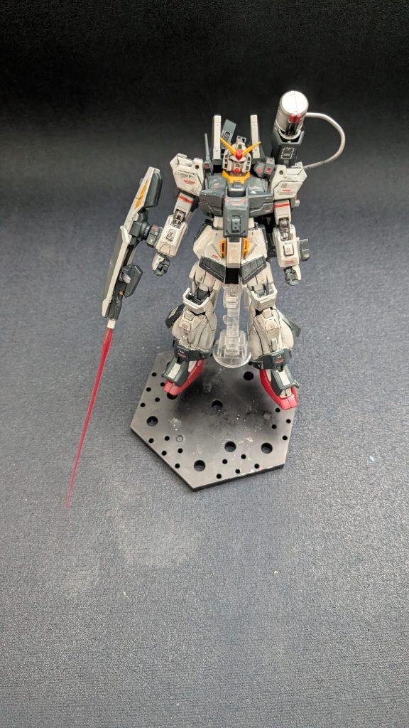 専用武装シールドサーベル攻守ができる武器であり通常のビームサーベルよりも威力が強化されてある。