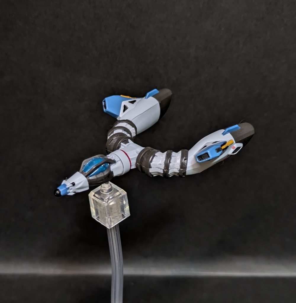 後半急に生えてきたコアファイターw唐突に出てくるその様は、∀ガンダムのソレを思い出したのは私だけではないはずwwwまぁ、放映前にプラモデル買ってた人はその存在は知ってたわけですがwちなみにアニメ観てたら、両翼の内側にもラインが確認出来るのですがどういうわけかシールもモールドも無いんですよねHG。ここは流石に塗装は無理だと判断させていただきました……。