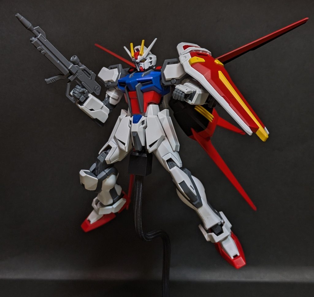 「アークエンジェルは、沈めさせやしない！」主人公キラ・ヤマトが乗り込むストライクガンダム。ストライカーパックを換装することで戦闘スタイルを変化させることが出来るのが特徴です！今回は1番多く活躍したエールストライカーを装備！