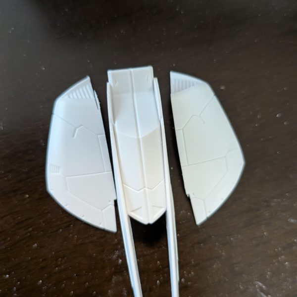 今回はRE1/100リントヴルムを少しだけ改造して制作してます。１ヶ月程、家庭の事情により中断していましたが、おおむね改造箇所や新規スジ彫りとモールド彫り直し、ヤスリがけまで完了しましたので投稿します。膝アーマーに新規スジ彫り追加、肩アーマー下がスカスカだったので、余剰パーツでフタを追加、ふくらはぎ後ろ上部に新規スラスター追加、ふくらはぎ後ろ下部のスラスターをバーニアに変更、リアスカートを分割してＭＧシナンジュスタインのリアスカートに変更しました。完成イメージはZガンダムっぽい塗装にしようと思っています。（6枚目）