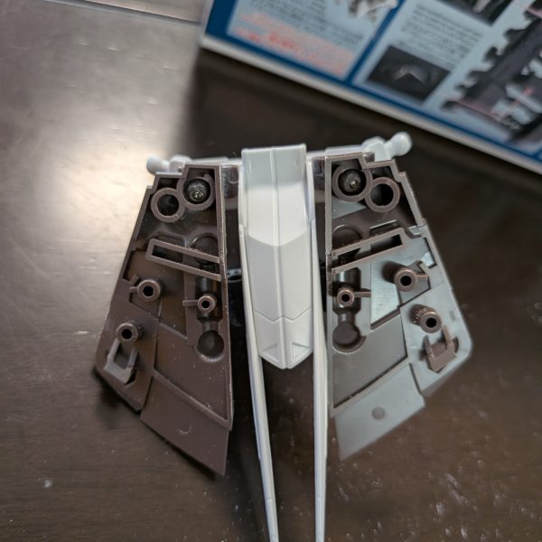 今回はRE1/100リントヴルムを少しだけ改造して制作してます。１ヶ月程、家庭の事情により中断していましたが、おおむね改造箇所や新規スジ彫りとモールド彫り直し、ヤスリがけまで完了しましたので投稿します。膝アーマーに新規スジ彫り追加、肩アーマー下がスカスカだったので、余剰パーツでフタを追加、ふくらはぎ後ろ上部に新規スラスター追加、ふくらはぎ後ろ下部のスラスターをバーニアに変更、リアスカートを分割してＭＧシナンジュスタインのリアスカートに変更しました。完成イメージはZガンダムっぽい塗装にしようと思っています。（7枚目）